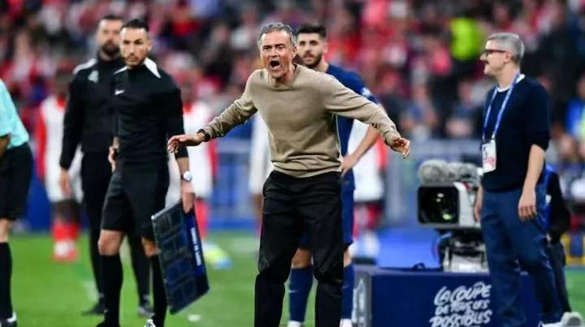 欧洲巨人球队庆祝胜利，成功晋级下一轮的简单介绍