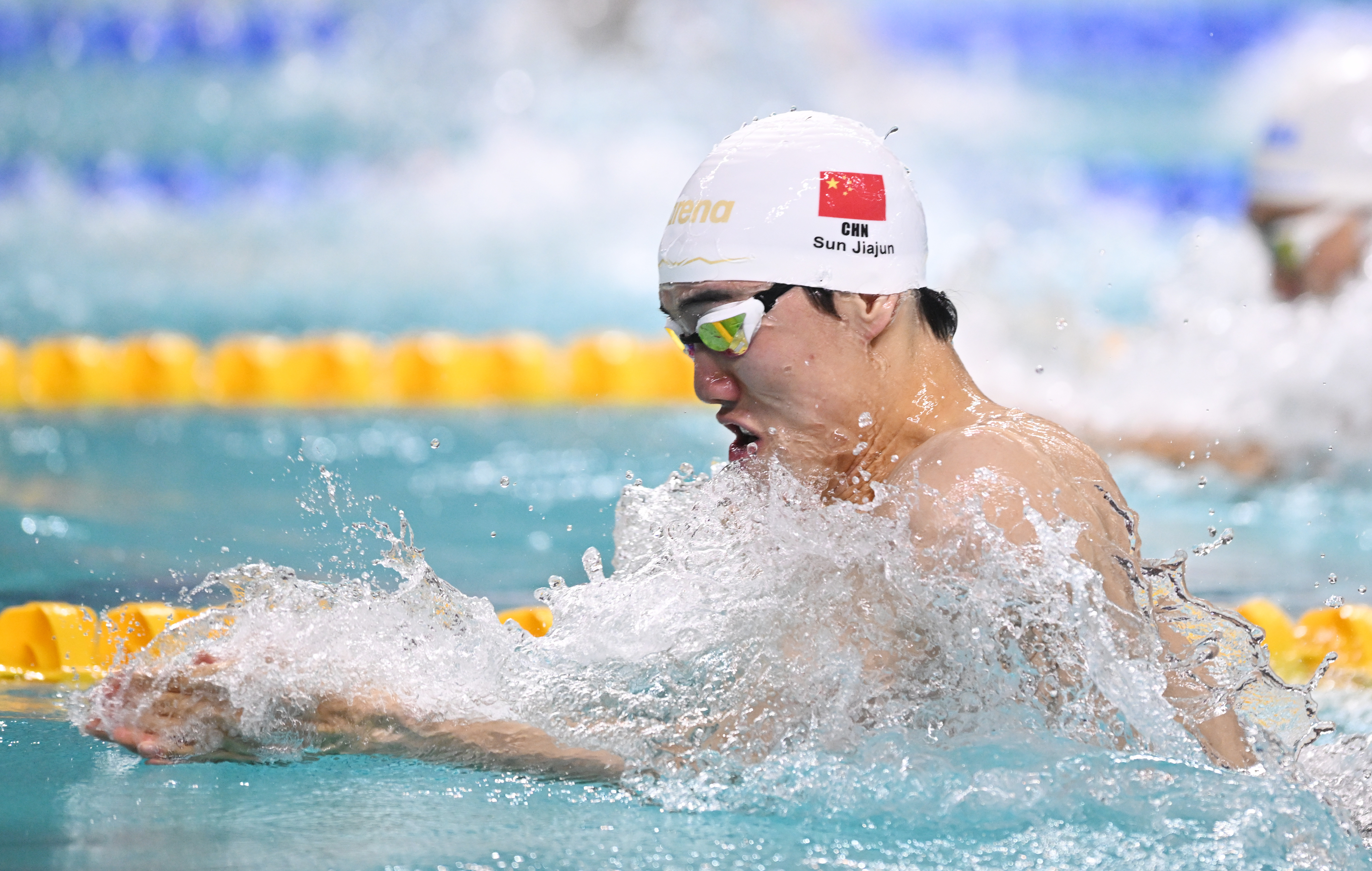 游泳比赛男选手速度夺得金牌 游泳比赛男选手速度夺得金牌