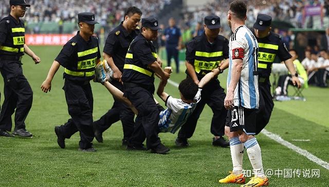 关于观看比赛的人群庞大,狂热球迷们热血沸腾的信息 关于观看比赛的人群庞大,狂热球迷们热血沸腾的信息