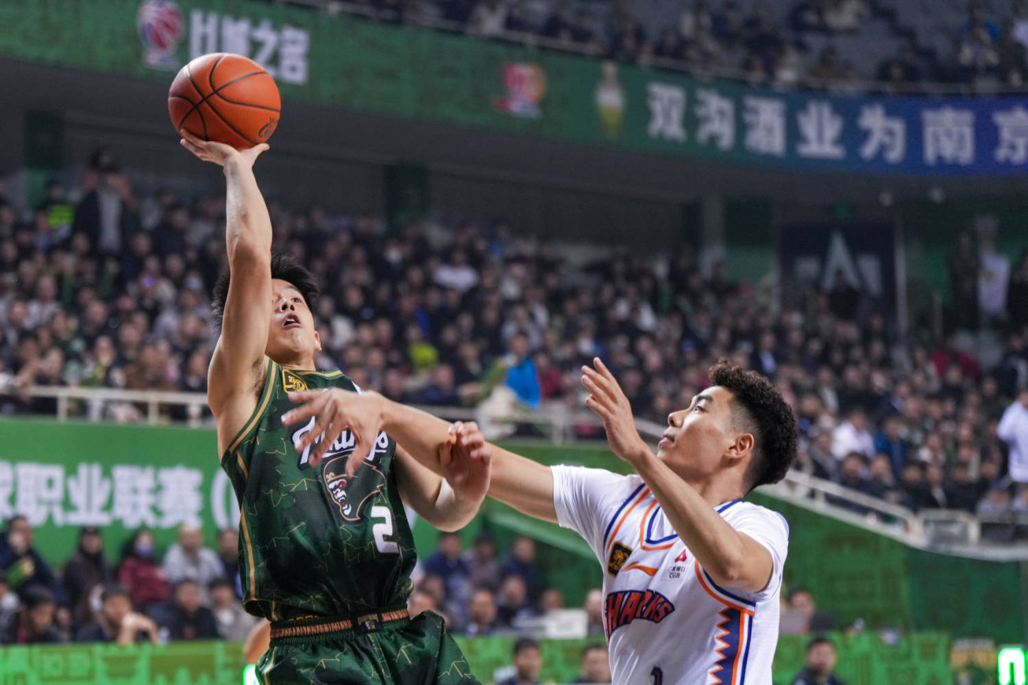 辽宁男篮迎战上海队,紧张激烈 辽宁男篮迎战上海队,紧张激烈