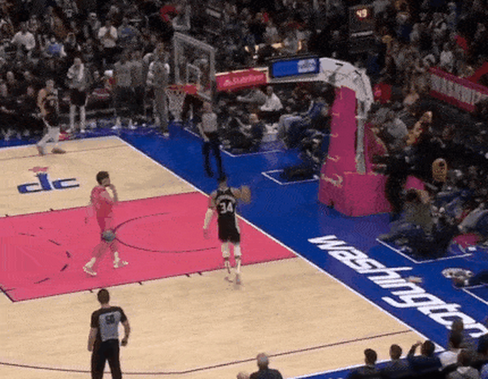 雄鹿轻取老鹰,东部半决赛取胜 雄鹿轻取老鹰,东部半决赛取胜