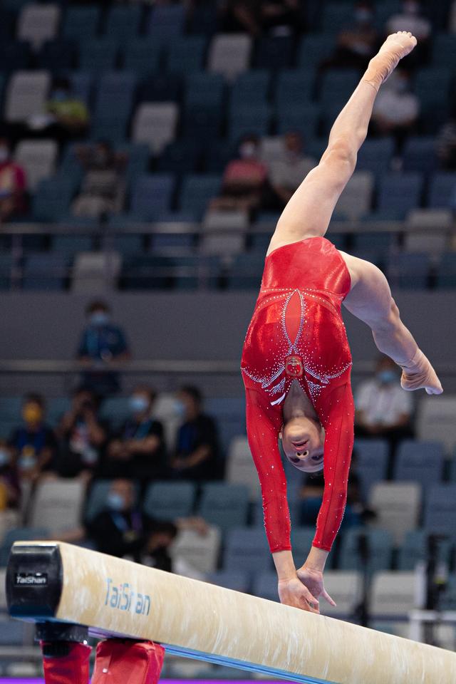 体操比赛平衡木表演精彩继续的简单介绍