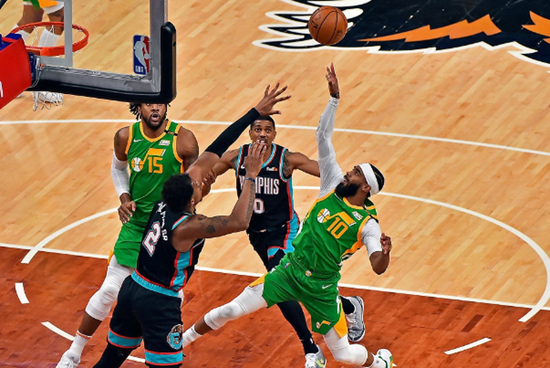 关于灰熊疯狂!康利突破大魔王领先的信息 关于灰熊疯狂!康利突破大魔王领先的信息