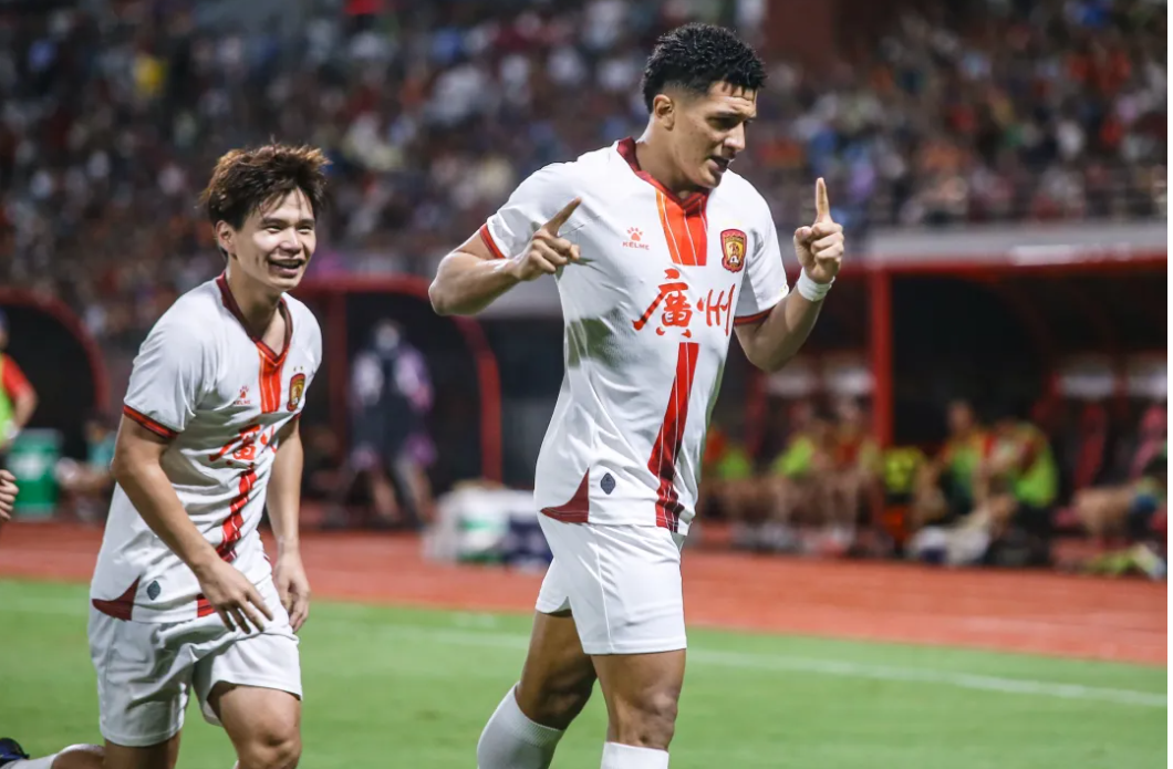 某队主场获胜士气大增，队员精神高昂