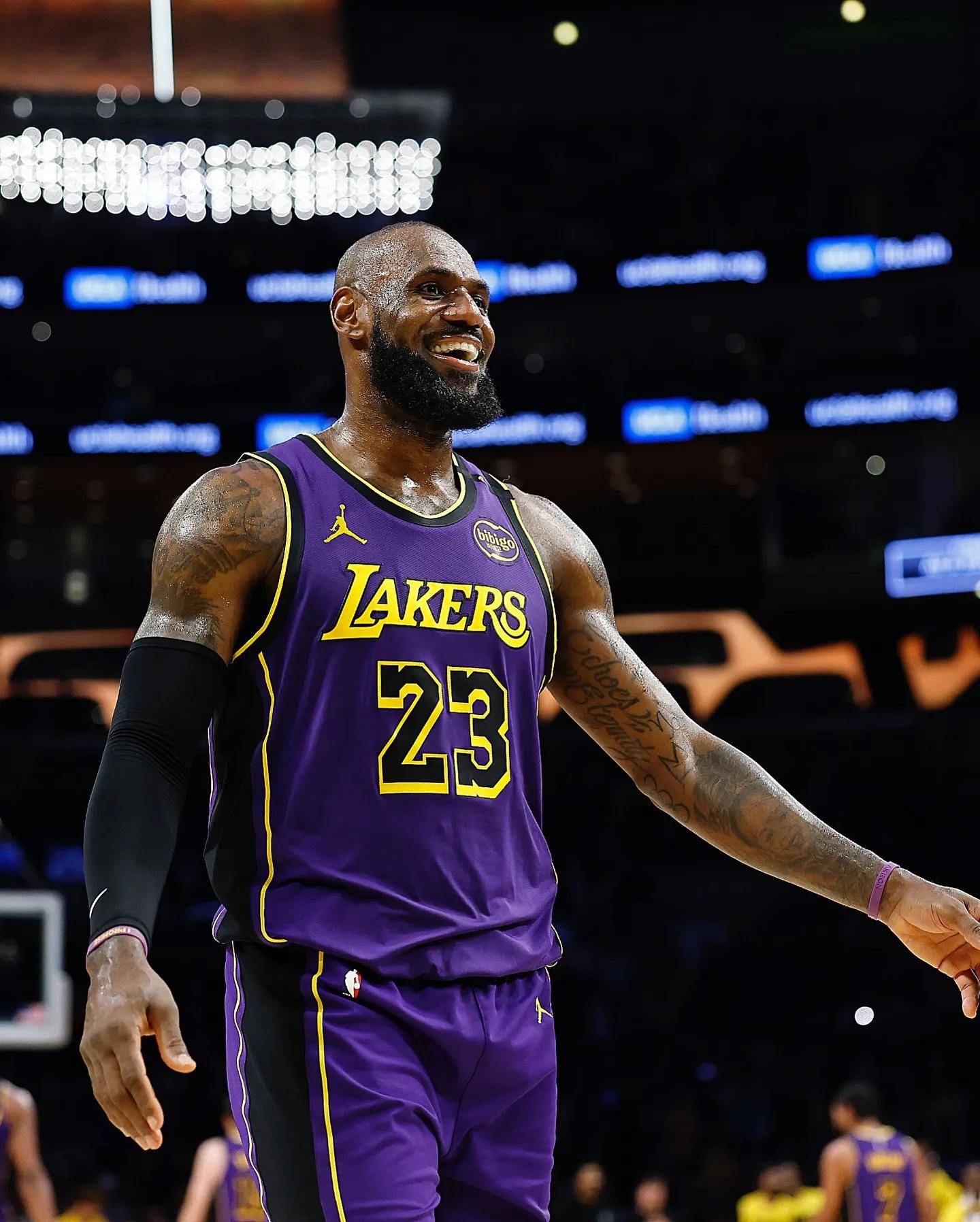 包含湖人遗憾失利,詹姆斯孤军奋战的词条 包含湖人遗憾失利,詹姆斯孤军奋战的词条