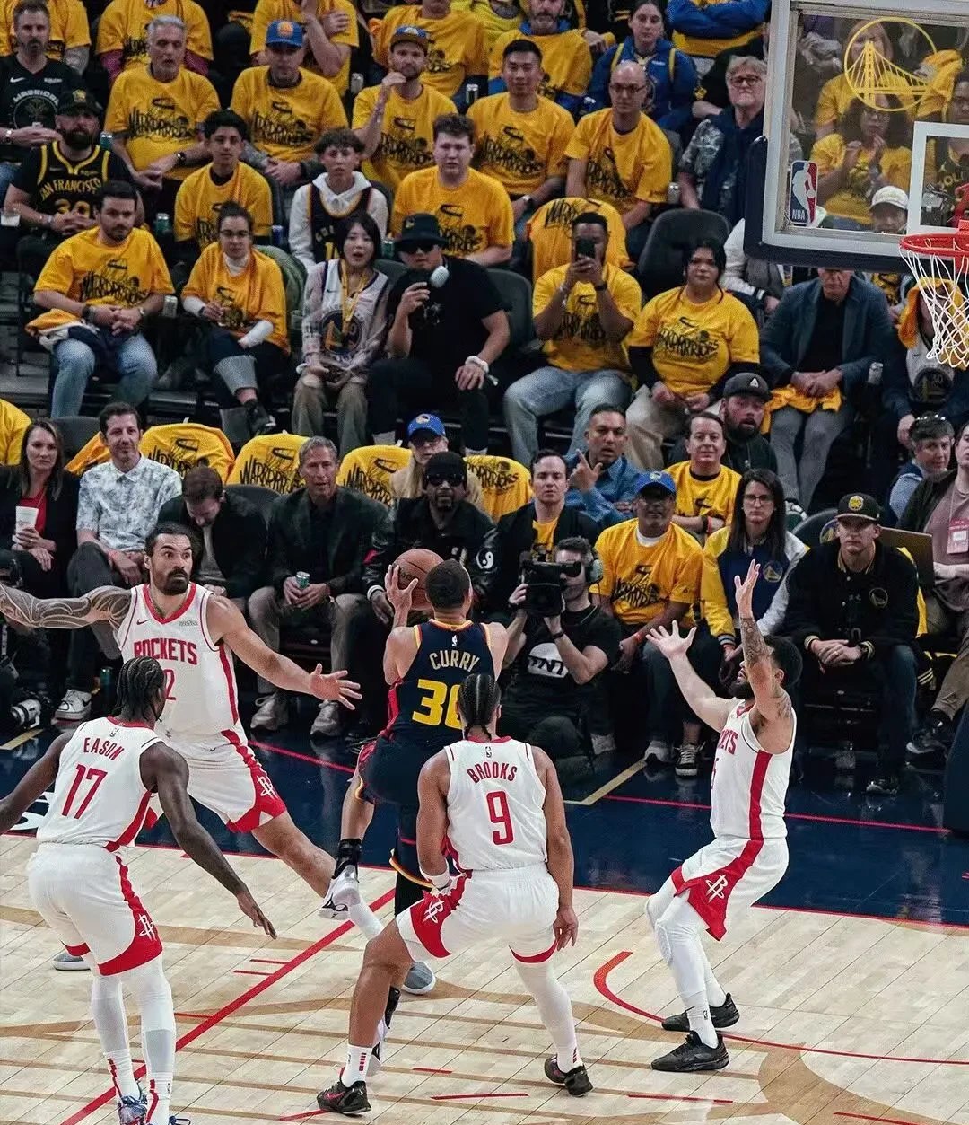 火箭客场大胜老鹰,终结连败 火箭客场大胜老鹰,终结连败