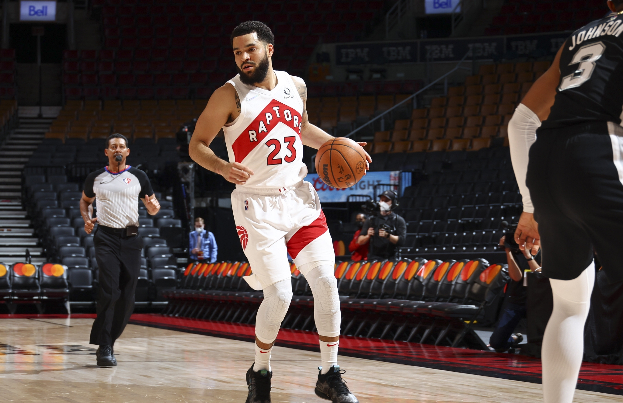 四川队完胜马刺,范弗利特带队取胜 四川队完胜马刺,范弗利特带队取胜