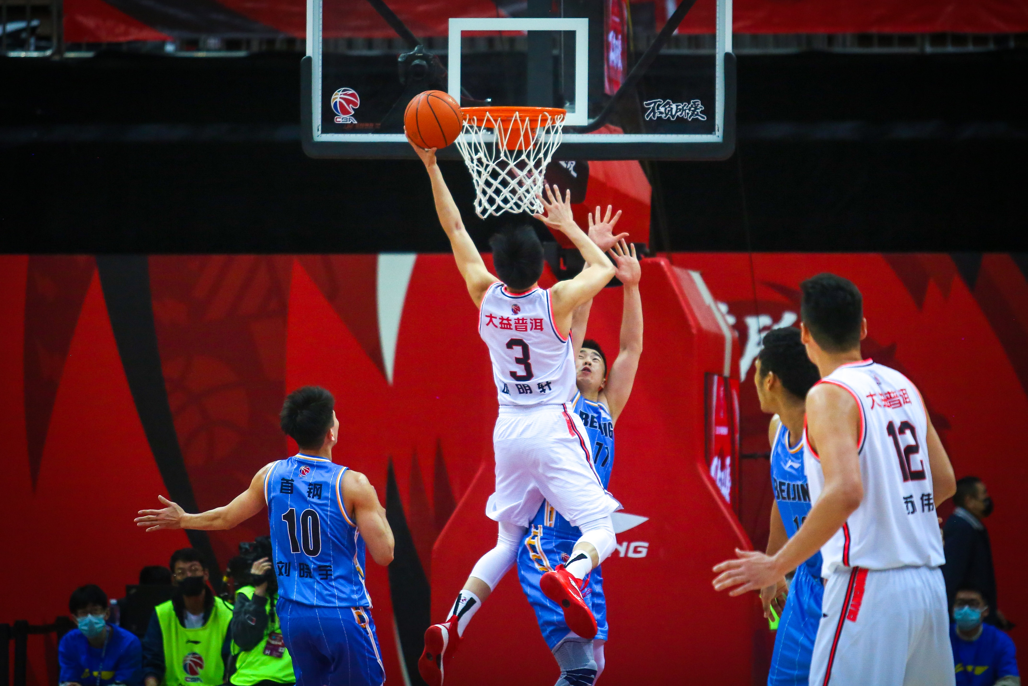 开云体育-扬起胜利旗帜！篮球比赛球队凌驾对手