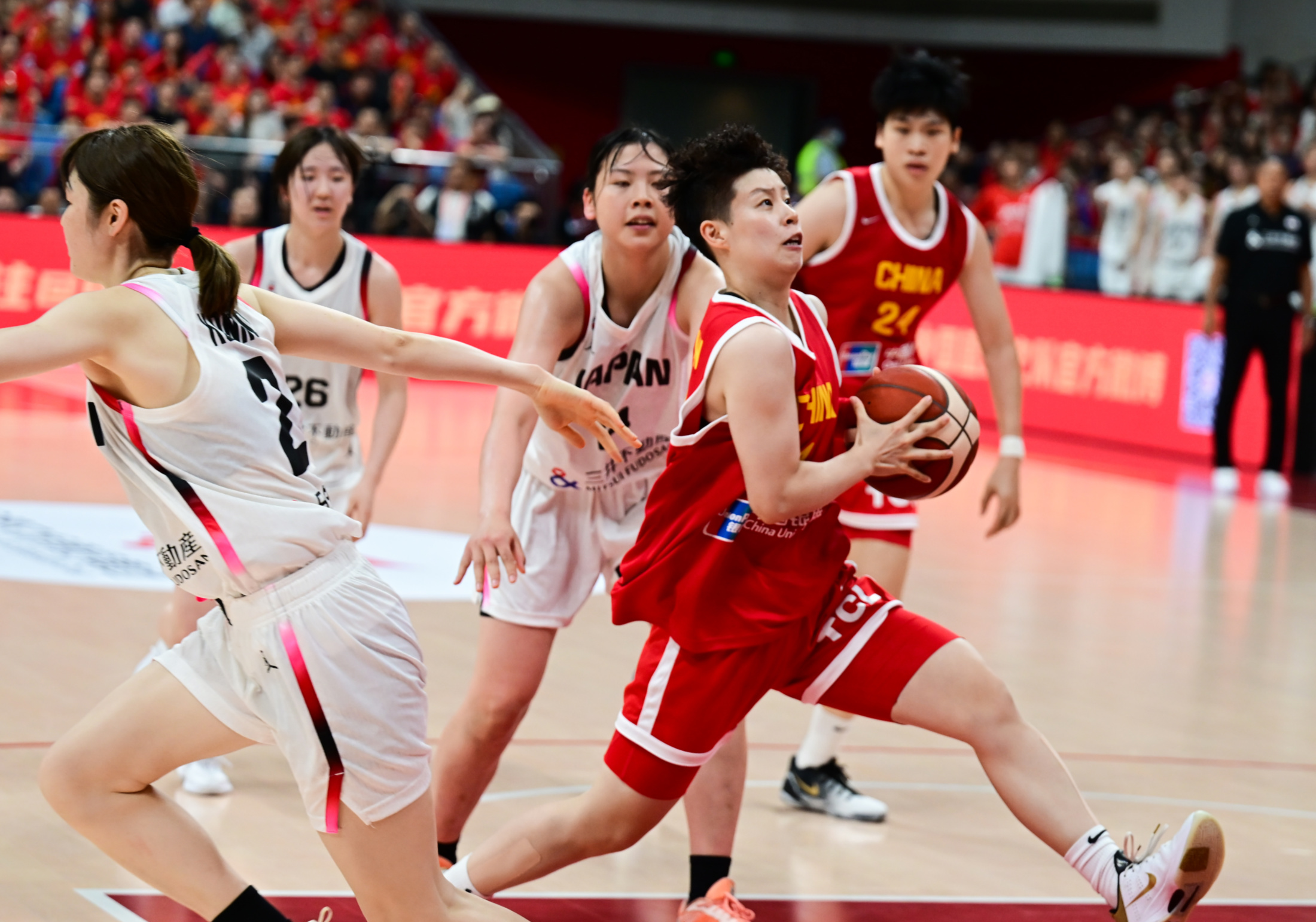 扬起胜利旗帜!篮球比赛球队凌驾对手 扬起胜利旗帜!篮球比赛球队凌驾对手